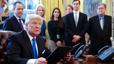 Trump, Bannon y Kutcher en la Casa Blanca