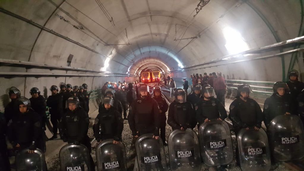 Resultado de imagen para RepresiÃ³n y detenciones en el subte