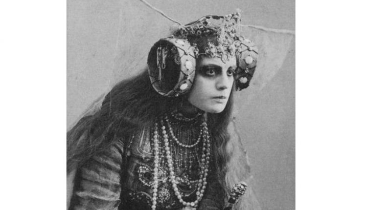 Elsa-von-Freytag-Loringhoven-Costume-and-Makeup-Detail