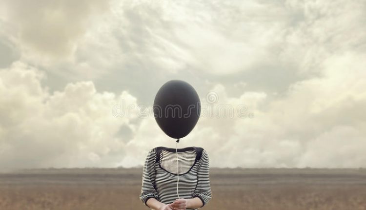 cabeza-del-s-de-la-mujer-substituida-por-un-globo-negro-90017442