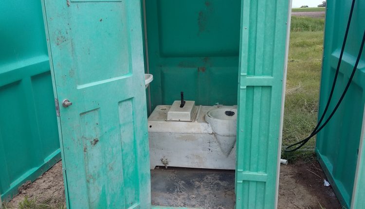 Baño químico en evidente deterioro.