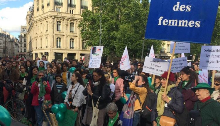 ACAF PARIS MARCHA EN SOLIDARIDAD CON LAS MUJERES ARGENTINAS