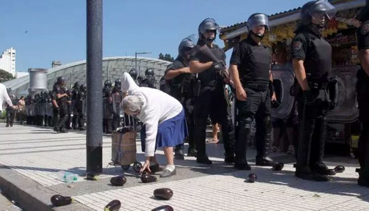 Bernardino Ávila- Abuela en represión del vedurazo