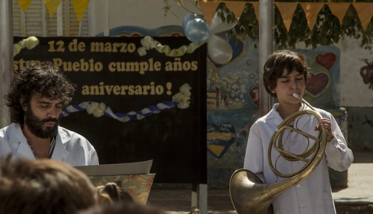 niño DELFÍN tocando en la escuela-min