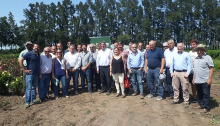 El Ministro de Desarrollo Agrario, Javier Rodríguez, en su paso por la localidad de San Pedro en donde se reunió con productores frutihorticolas
