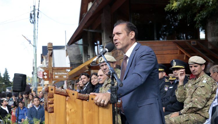 gobernador en acto aniversario ministra atrás