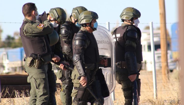 escuadron neuquen de gendarmería en corte de arroyito ruta 22