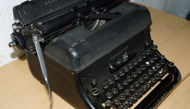maquina-de-escribir-antigua-remington-rand-D_NQ_NP_965166-MLA40632271738_022020-F