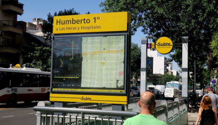ciudadanos-argentinos-caminan-junto-a-la-parada-de-metro-humberto-1deg-fuente-efe